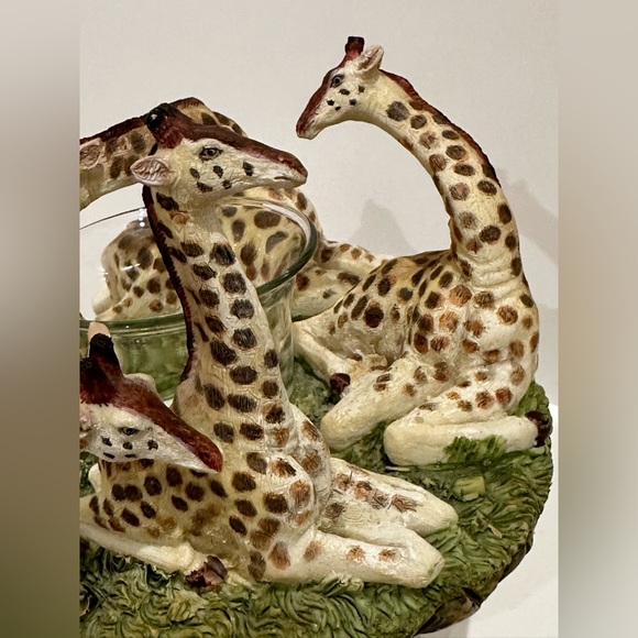Circle Of Four Giraffes Resin Candle Holder With Glass Votive (0003990) - Picture 4 of 8
